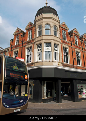 Architettura in centro città mostra double-decker bus, Wellingborough, Northamptonshire, England, Regno Unito Foto Stock