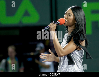 Il Brandy Norwood canta "Star-Spangled Banner' durante il 2011 Sony Ericsson Open svoltasi a Crandon Park Tennis Tasto centrale Foto Stock