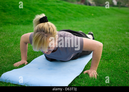Donna di mezza età esercizio Foto Stock