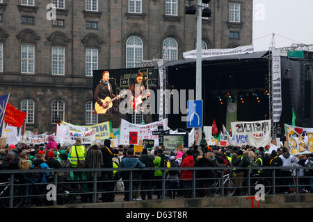 Copenhagen, Danimarca. 11 aprile 2013. 40.000 insegnanti di tutta la Danimarca dimostrare di fronte al palazzo del parlamento, il Palazzo Christiansborg, contro il blocco permanente degli insegnanti e del governo dei piani di riforma per tagliare il maestro il tempo di preparazione per il finanziamento di più giorni di scuola. Rasmus Nøhr, un popolare cantante danese, intrattiene durante la dimostrazione. Credito: Niels Quist / Alamy Live News Foto Stock