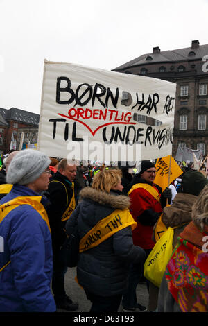 Copenhagen, Danimarca. 11 aprile 2013. 40.000 insegnanti di tutta la Danimarca dimostrare di fronte al palazzo del parlamento, il Palazzo Christiansborg, contro il blocco permanente degli insegnanti e del governo dei piani di riforma per tagliare il maestro il tempo di preparazione per il finanziamento di più giorni di scuola. Testo banner: "I bambini hanno il diritto di adeguato insegnamento". Credito: Niels Quist / Alamy Live News Foto Stock