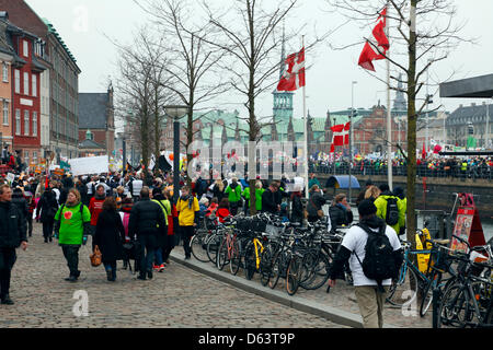 Copenhagen, Danimarca. 11 aprile 2013. 40.000 insegnanti di tutta la Danimarca dimostrare di fronte al palazzo del parlamento, il Palazzo Christiansborg, contro il blocco permanente degli insegnanti e del governo dei piani di riforma per tagliare il maestro il tempo di preparazione per il finanziamento di più giorni di scuola. Vista lungo il canale verso il vecchio edificio dello Stock Exchange - Tutte le strade laterali anche farcite con la dimostrazione di insegnanti e sostenitori. Credito: Niels Quist / Alamy Live News Foto Stock