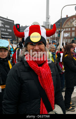 Copenhagen, Danimarca. 11 aprile 2013. 40.000 insegnanti di tutta la Danimarca dimostrare di fronte al palazzo del parlamento, il Palazzo Christiansborg, contro il blocco permanente degli insegnanti e del governo dei piani di riforma per tagliare il maestro il tempo di preparazione per il finanziamento di più giorni di scuola. Blocco-out insegnante prendendo parte alla manifestazione. Credito: Niels Quist / Alamy Live News Foto Stock