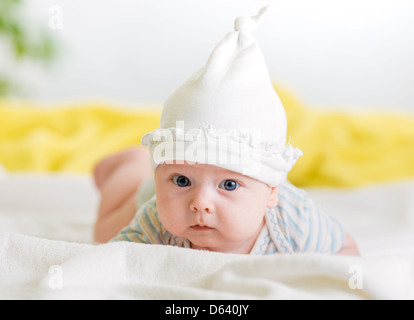 Neonato Bimbo giacente su stomaco Foto Stock