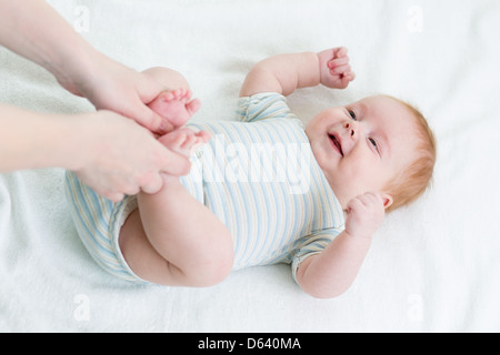 Madre ginnastica fare il suo bambino neonato Foto Stock