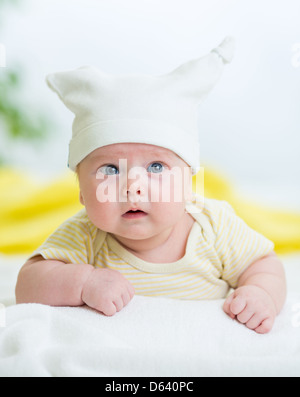 Neonato Bimbo giacente su stomaco Foto Stock