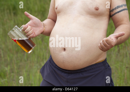 Fat Man con una birra in mano Foto Stock