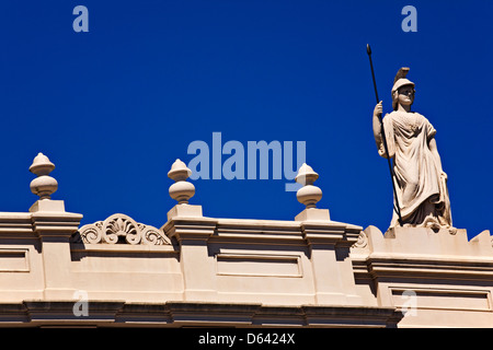 Ballarat Australia / la statua di Minerva in cima al Ballarat Mechanics Institute 1859 circa a Sturt Street. Foto Stock