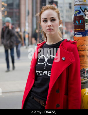 Berlino, Germania. Il 10 aprile 2013. Ucraino Femen attivista Alexandra Shevchenko pone dopo un colloquio a Berlino, Germania, 10 aprile 2013. Foto: OLE SPATA/dpa/Alamy Live News Foto Stock