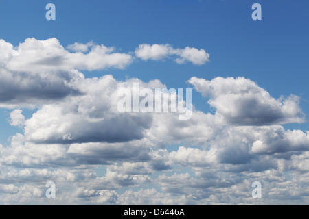 Nuvole sul cielo blu a mezzogiorno Foto Stock