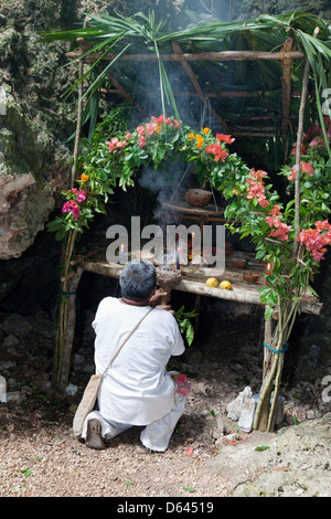 Tres Reyes Comunità Maya, Riviera Maya, Yucatan, Messico. Maya sciamano conducendo cerimonia religiosa. Foto Stock