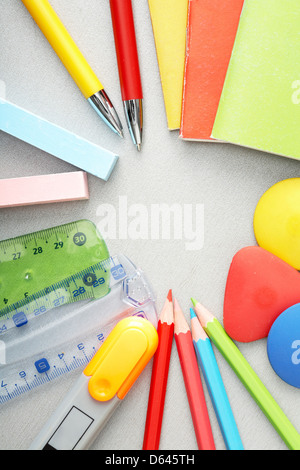Close-up di vari oggetti necessari nella scuola il processo formativo Foto Stock