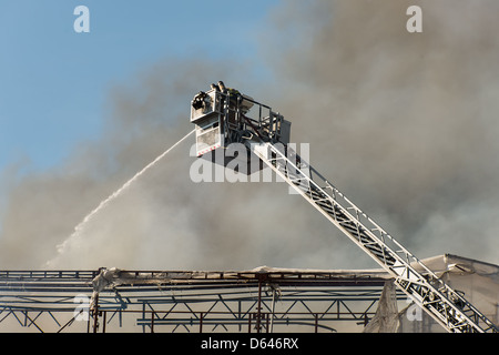 Vigile del fuoco sulla scaletta Foto Stock