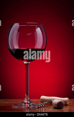 Bicchiere di vino rosso con sughero e cavatappi Foto Stock