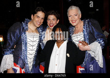 Sarà Swenson, Nick Adams, Tony Sheldon e Whoopi Goldberg reale incontro di dive dive di Broadway backstage presso il musical "Priscilla: Foto Stock