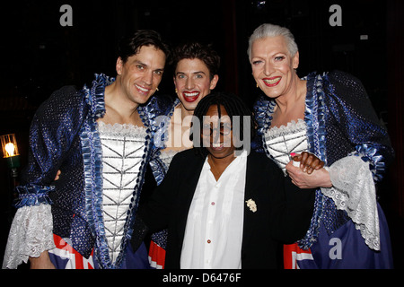 Sarà Swenson Nick Adams Tony Sheldon e Whoopi Goldberg reale incontro di dive dive di Broadway backstage presso il musical "Priscilla: Foto Stock