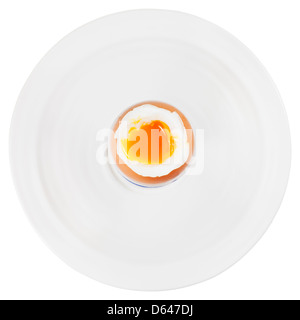 Vista dall'alto di uova sode nella tazza di uovo sulla piastra bianca isolata su bianco Foto Stock