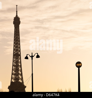 Lanterna urbana e alla Torre Eiffel a Parigi su giallo tramonto Foto Stock