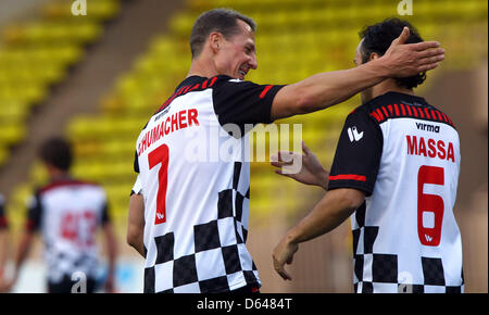 Il tedesco pilota di Formula Uno Michael Schumacher (l) della Mercedes AMG e il Brasiliano pilota di Formula Uno Felipe Massa (r) della Ferrari visto durante una partita di calcio di beneficenza tra piloti e celebrità prima della Formula Uno Gran Premio di Monaco a Montecarlo, Monaco, 22 maggio 2012. Il Grand Prix avrà luogo il 27 maggio. Foto: Jens Buettner dpa +++(c) dpa - Bildfunk+++ Foto Stock