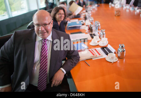 Il Ministro tedesco dell'ambiente Peter Altmaier (CDU) attende l'inizio della riunione di gabinetto presso la cancelleria federale a Berlino, Germania, 23 maggio 2012. Il Ministro tedesco dell'agricoltura Ilse Aigner (CSI) si siede dietro di lui. Il cabinet discuteranno il Governo Federale Relazione sulle attività di ricerca e di innovazione nonché la legge sulla riduzione del 'progressione a freddo". Foto: MICHAEL KAPPELER Foto Stock