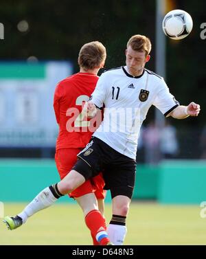 La Germania Massimiliano Arnold (R) e della Russia a Alexander Seraskhov vie per la sfera durante l'U18 amichevole internazionale tra la Germania e la Russia in Markranstaedt, Germania, 22 maggio 2012. Foto: Thomas Eisenhuth Foto Stock