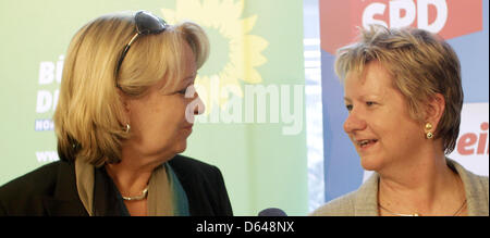 Il premier del Land Renania settentrionale-Vestfalia Hannelore Kraft (SPD, L) e Nord Rhine-Westphalian Ministro delle scuole Sylvia Loehrmann (Verdi) dare una conferenza stampa dopo il primo turno di negoziati per una coalizione a Duesseldorf in Germania, 22 maggio 2012. Foto: Roland Weihrauch Foto Stock