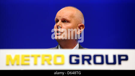 CEO del Gruppo Metro Olaf Koch parla presso la sede di riunione generale annuale a Duesseldorf in Germania, 23 maggio 2012. Dopo un anno di turbulant con una crisi di leadership e a un calo dei profitti come pure la non riuscita della vendita di Kaufhof azionisti sarà oggi dire la loro. Foto: CAROLINE SEIDEL Foto Stock