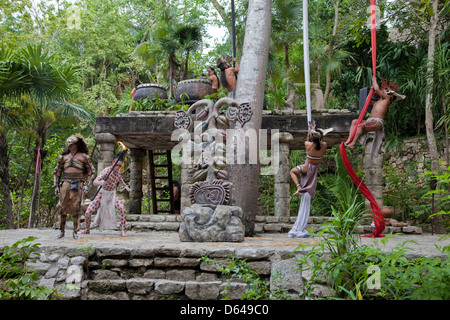 Ballerini eseguono la danza rappresentante di precolombiana di cultura Maya. Xcaret, Riviera Maya, Yucatan, Messico. Foto Stock