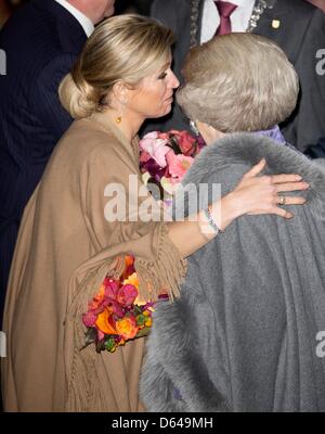 Utrecht, Paesi Bassi. 11 aprile 2013. La regina Beatrice Principessa Maxima di partecipare alla celebrazione dei 300 anni di pace (Vrede) di Utrecht a San Martin's Cathedral di Utrecht. Foto: Patrick van Katwijk /dpa/Alamy Live News Foto Stock