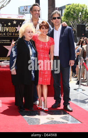 Noi attrice Patricia Heaton (seconda R) pone con il cast di 'Tutti amano Raymond", US attrice Doris Roberts (L), noi attore Brad Garrett (2L) e attore statunitense Ray Romano (R) durante la sua stella sulla Hollywood Walk of Fame durante la cerimonia in Hollywood, California, Stati Uniti d'America 22 maggio 2012. Heaton ha vinto due Emmy Awards per il suo ruolo come Debra Barone sulla serie. Heaton si è aggiudicato il 2,472nd star on Foto Stock