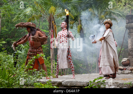 Ballerini eseguono la danza rappresentante di precolombiana di cultura Maya. Xcaret, Riviera Maya, Yucatan, Messico. Foto Stock