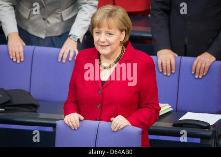 Il cancelliere Angela Merkel partecipa alla cerimonia di inaugurazione della Germania è di nuovo ministro federale per l'ambiente Peter ALTMAIER dei cristiano-democratici al Bundestag a Berlino, Germania, 24 maggio 2012. Altmaier è il successore di office per Norbert Roettgen. Foto: Michael Kappeler Foto Stock