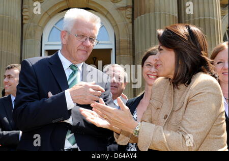 Il primo ministro del Land del Baden-Wuerttemberg, Winfried Kretschmann (l) riceve il Presidente del Costa Rica, Laura Chinchilla Miranda, a Stoccarda, Germania, 24 maggio 2012. Foto: BERND WEISSBROD Foto Stock