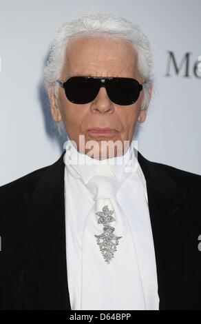 Designer Karl Lagerfeld arriva a amfAR Cinema against Aids Gala durante il sessantacinquesimo Cannes Film Festival a Hotel du Cap-Eden-Roc di Antibes, in Francia, il 24 maggio 2012. Foto: Hubert Boesl Foto Stock