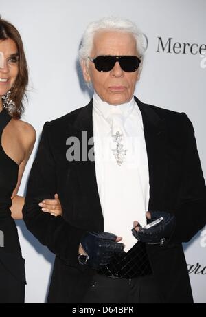 Designer Karl Lagerfeld arriva a amfAR Cinema against Aids Gala durante il sessantacinquesimo Cannes Film Festival a Hotel du Cap-Eden-Roc di Antibes, in Francia, il 24 maggio 2012. Foto: Hubert Boesl Foto Stock