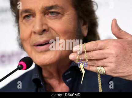 Cantante britannico Engelbert Humperdinck che rappresentano il Regno Unito mostra un presente di Elvis Presley durante un pressconference dell'Eurovision Song Contest 2012 a Baku, in Azerbaijan, 25 maggio 2012. Le lettere T, C, B' significa 'prendersi cura dell'azienda". La finale della 57th Eurovision Song Contest avviene il 26 maggio 2012. Foto: Joerg Carstensen +++(c) dpa - Bildfunk+++ Foto Stock