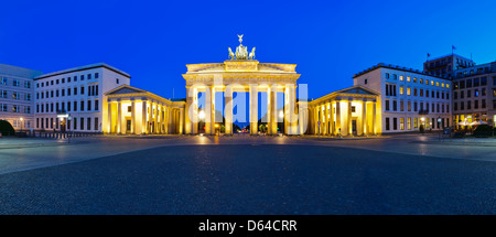 Panorama porta di Brandeburgo a Berlino, Germania, di notte Foto Stock