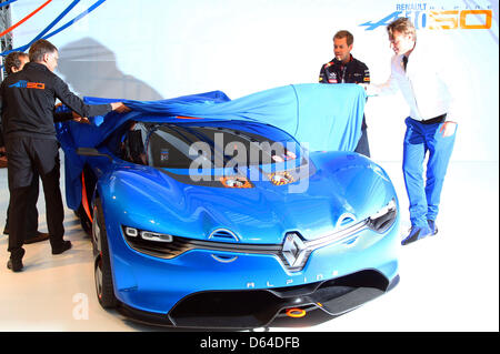 Il Chief Operating Officer (COO) della Renault, Carlos Tavares (L), tedesco di Formula Uno pilota Sebastian Vettel (C) di Red Bull e Laurens Van Den Acker (R), Renault industrial design director di svelare la nuova Renault Alpine A110-50 concept-car alla gara di F1 Via di Monte Carlo, 25 maggio 2012. Renault ha presentato la vettura durante il periodo della Formula Uno weekend a Monaco. Il Grand Prix avrà Foto Stock