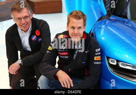 Il Chief Operating Officer (COO) della Renault, Carlos Tavares (L) e tedesco di Formula Uno pilota Sebastian Vettel (R) di Red Bull e visto durante la presentazione della nuova Renault Alpine A110-50 concept-car alla gara di F1 Via di Monte Carlo, 25 maggio 2012. Renault ha presentato la vettura durante il periodo della Formula Uno weekend a Monaco. Il Grand Prix avrà luogo il 27 maggio. Foto: Jens Buettner Foto Stock
