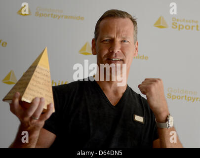 Ex pugile Henry Maske trattiene il "Golden Sport Piramide' durante la cerimonia di premiazione che si terrà a Berlino (Germania), 25 maggio 2012. I premi distinguishment sportivo eccezionale personalità sono onorati per la loro vita di lavoro. Foto: Britta Pedersen Foto Stock