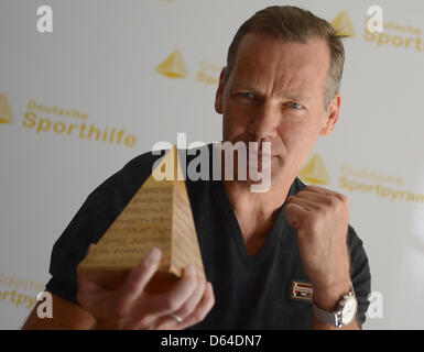 Ex pugile Henry Maske trattiene il "Golden Sport Piramide' durante la cerimonia di premiazione che si terrà a Berlino (Germania), 25 maggio 2012. I premi distinguishment sportivo eccezionale personalità sono onorati per la loro vita di lavoro. Foto: Britta Pedersen Foto Stock