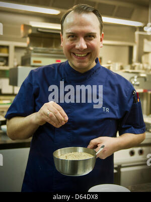 Famoso chef Tim Raue è raffigurato nella cucina del suo ristorante Sra Bua a Berlino, Germania, 11 aprile 2013. Raue ha aperto il suo nuovo ristorante presso Hotel Adlon. Foto: Jan-Philipp Strobel Foto Stock