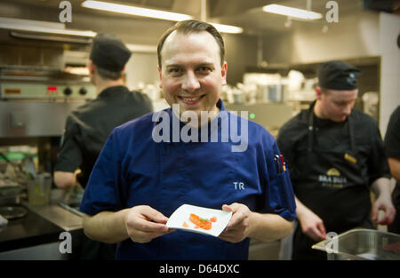 Famoso chef Tim Raue è raffigurato nella cucina del suo ristorante Sra Bua a Berlino, Germania, 11 aprile 2013. Raue ha aperto il suo nuovo ristorante presso Hotel Adlon. Foto: Jan-Philipp Strobel Foto Stock