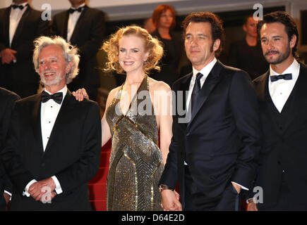 Direttore Philip Kaufman, attori Nicole Kidman e Clive Owen e Rodrigo Santoro arriva alla premiere di 'Hemingway & Gellhorn' durante il sessantacinquesimo Cannes Film Festival presso il Palais des Festivals a Cannes, Francia, il 25 maggio 2012. Foto: Hubert Boesl Foto Stock