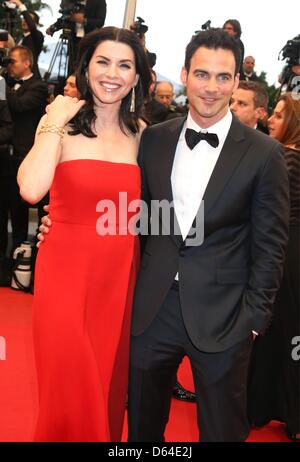 L'attrice Julianna Margulies e suo marito Keith Lieberthal arrivare alla premiere di "Cosmopolis' durante il sessantacinquesimo Cannes Film Festival presso il Palais des Festivals a Cannes, Francia, il 25 maggio 2012. Foto: Hubert Boesl Foto Stock