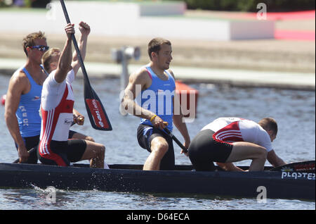 C2 Uomini 1000m Jaroslav Radon e Filip Dvorak provenienti dalla Repubblica ceca e Peter Kretschmer e Kurt Kuschela dalla Germania celebrano il loro primo e secondo posto durante la ICF Canoe sprint di Coppa del Mondo a Duisburg, sabato 25. 2012. Foto: Roland Weihrauch dpa/lnw Foto Stock