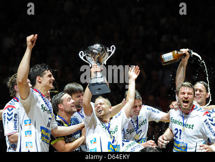 I giocatori di SG Flensburg-Handewitt celebrare la loro vittoria con la pallamano europea Cup dopo la partita finale del Parlamento Handball Cup tra SG Flensburg-Handewitt e VfL Gummersbach a Campushalle in Flensburg, Germania, 25 maggio 2012. Foto: Daniel Reinhardt Foto Stock