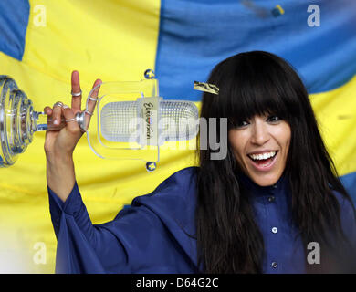 Loreen che rappresenta la Svezia celebra durante la conferenza stampa dopo la vittoria al Gran Finale del Concorso Eurovisione della canzone 2012 a Baku, in Azerbaijan, 27 maggio 2012. Cantante svedese Loreen ha portato a casa il trofeo in Concorso Eurovisione della canzone, rendendo il suo atto quinto dal paese a vincere la concorrenza. Foto: Joerg Carstensen +++(c) dpa - Bildfunk+++ Foto Stock