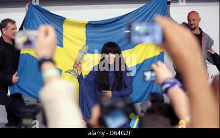 Loreen che rappresenta la Svezia celebra durante la conferenza stampa dopo la vittoria al Gran Finale del Concorso Eurovisione della canzone 2012 a Baku, in Azerbaijan, 27 maggio 2012. Cantante svedese Loreen ha portato a casa il trofeo in Concorso Eurovisione della canzone, rendendo il suo atto quinto dal paese a vincere la concorrenza. Foto: Joerg Carstensen +++(c) dpa - Bildfunk+++ Foto Stock