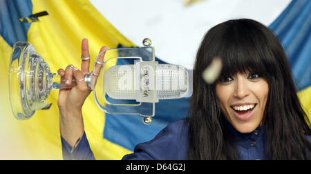 Loreen che rappresenta la Svezia celebra durante la conferenza stampa dopo la vittoria al Gran Finale del Concorso Eurovisione della canzone 2012 a Baku, in Azerbaijan, 27 maggio 2012. Cantante svedese Loreen ha portato a casa il trofeo in Concorso Eurovisione della canzone, rendendo il suo atto quinto dal paese a vincere la concorrenza. Foto: Joerg Carstensen Foto Stock